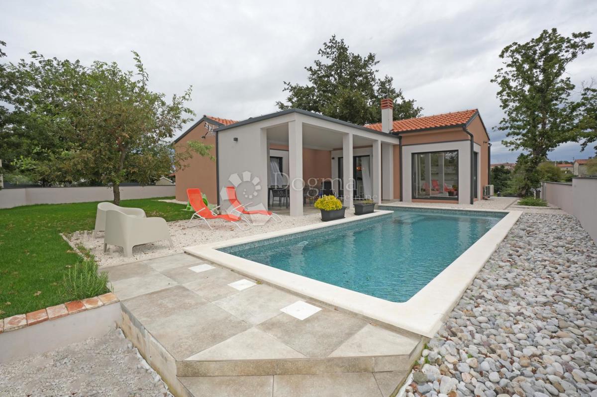 Moderna casa a un piano con piscina e privacy assoluta Nuova costruzione pronta per essere abitata