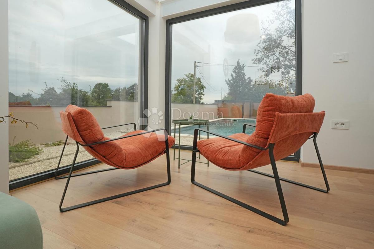 Moderna casa a un piano con piscina e privacy assoluta Nuova costruzione pronta per essere abitata