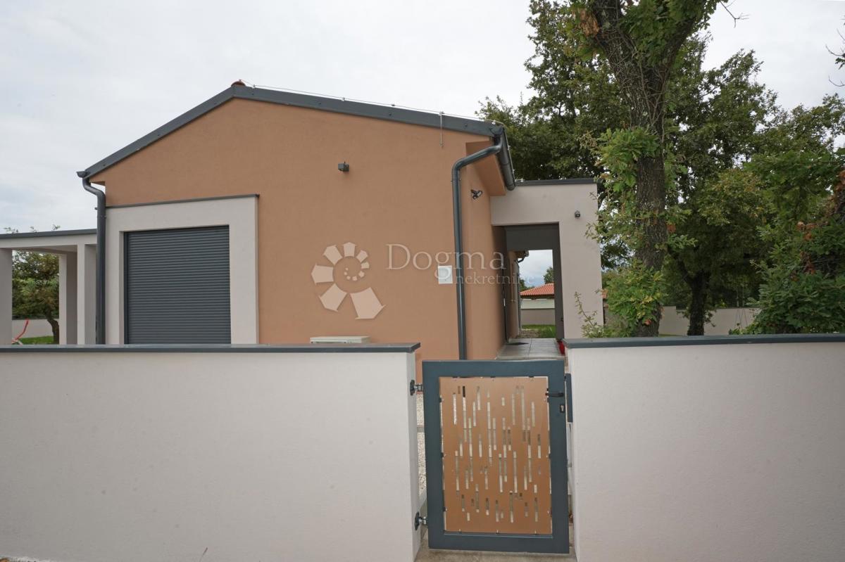 Moderna casa a un piano con piscina e privacy assoluta Nuova costruzione pronta per essere abitata