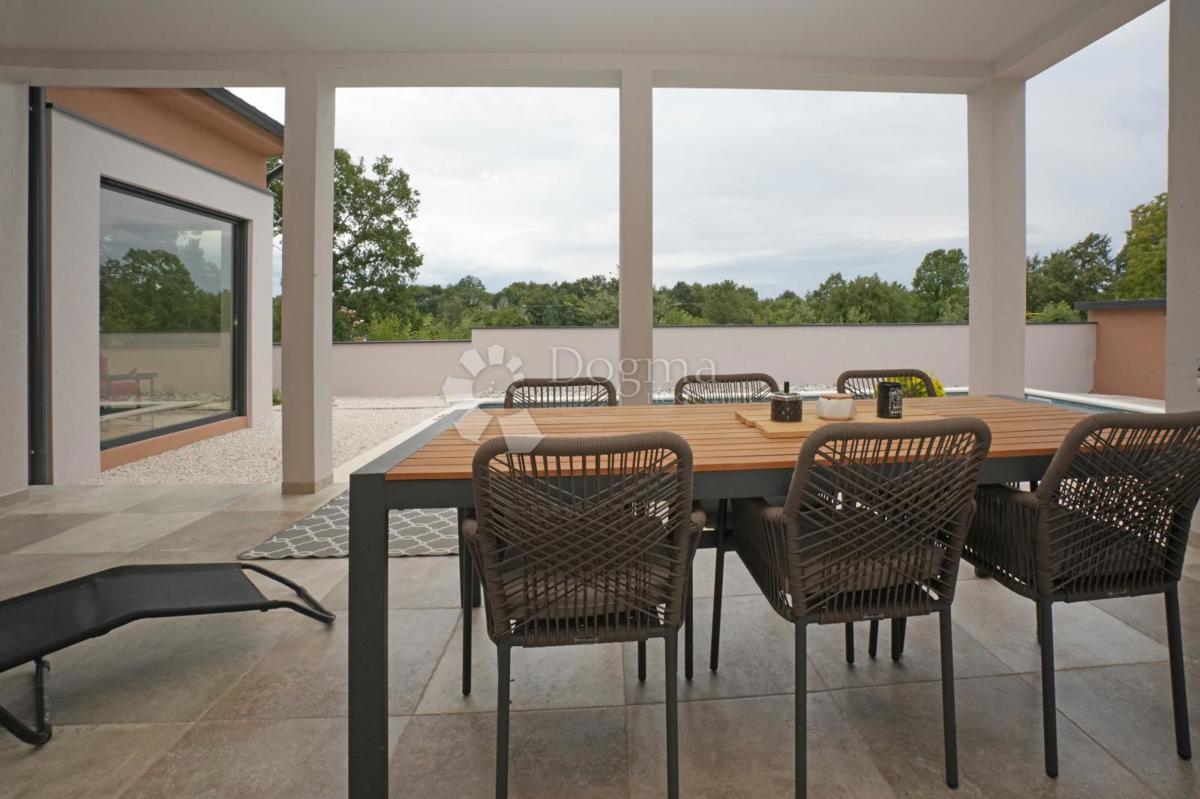 Moderna casa a un piano con piscina e privacy assoluta Nuova costruzione pronta per essere abitata