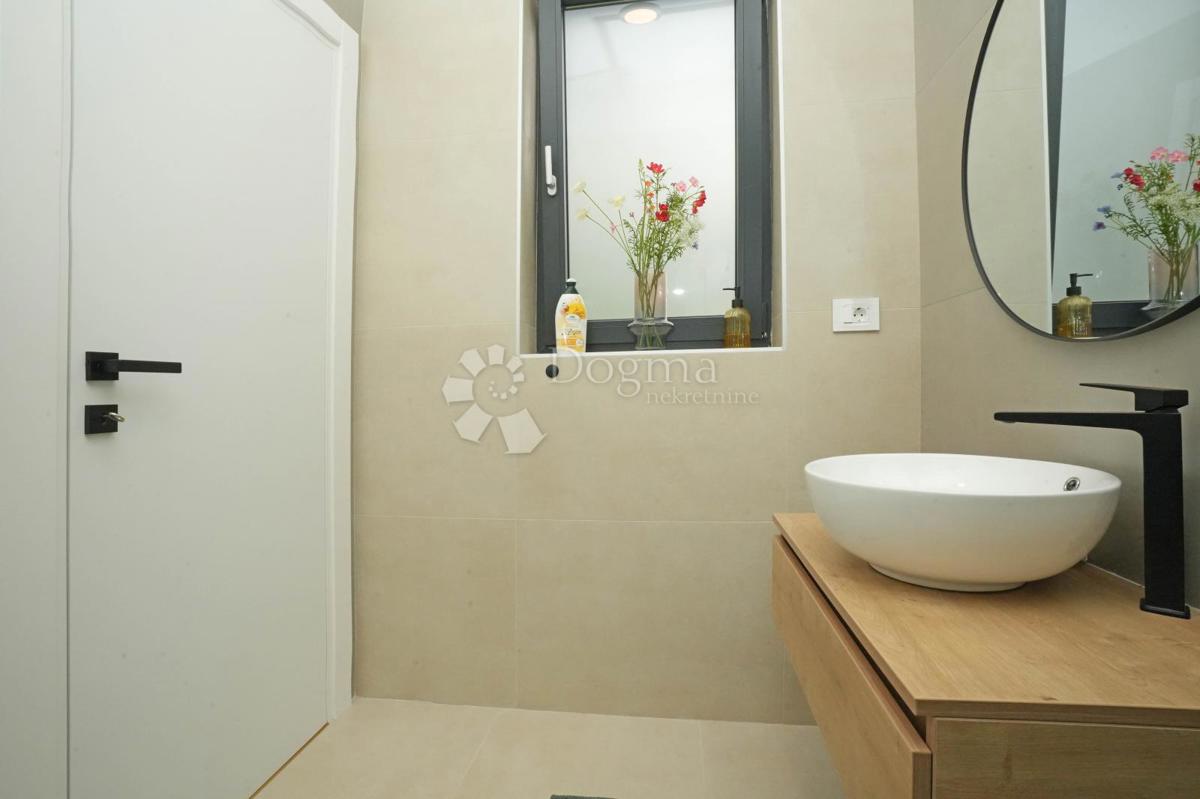 Moderna casa a un piano con piscina e privacy assoluta Nuova costruzione pronta per essere abitata