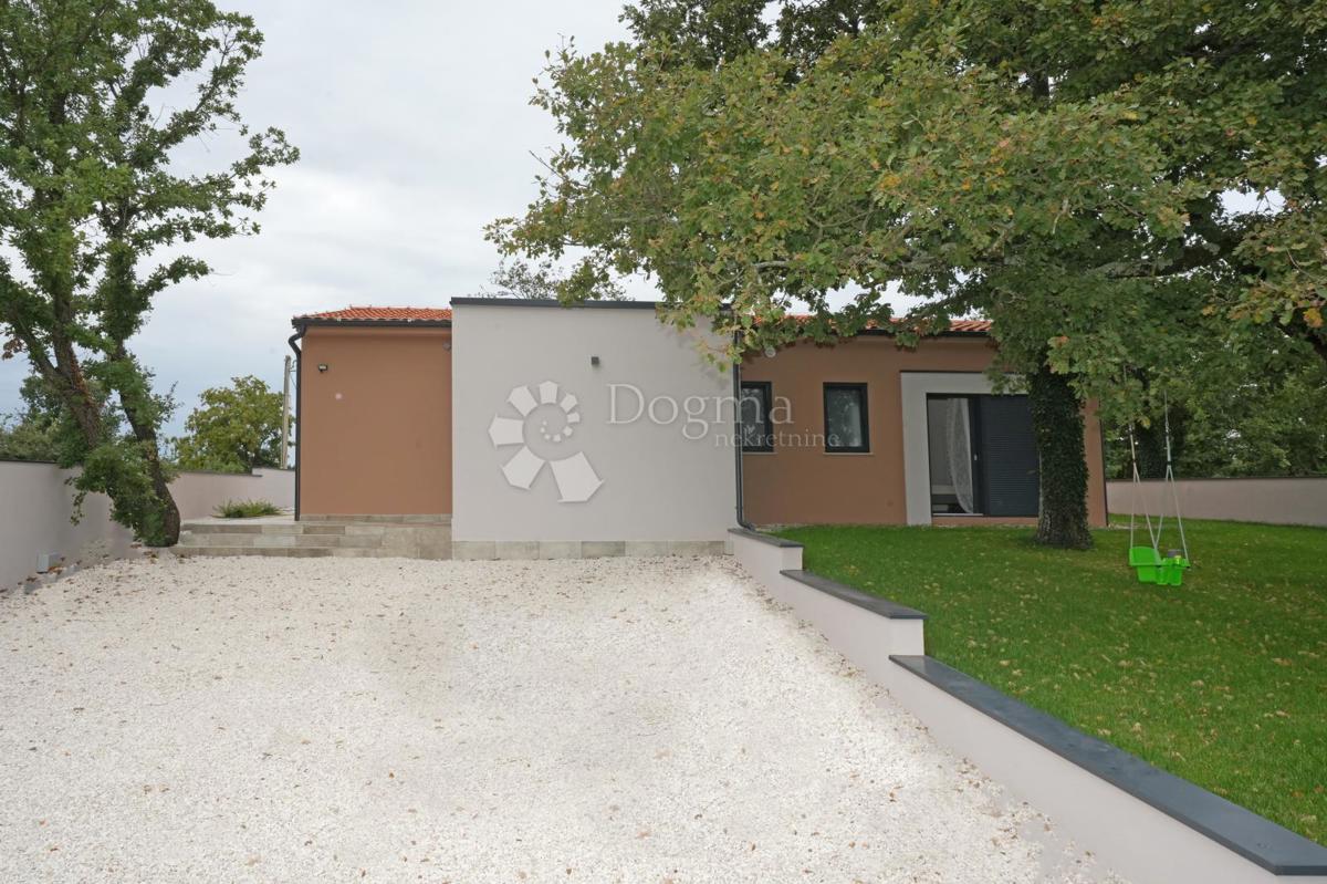 Moderna casa a un piano con piscina e privacy assoluta Nuova costruzione pronta per essere abitata