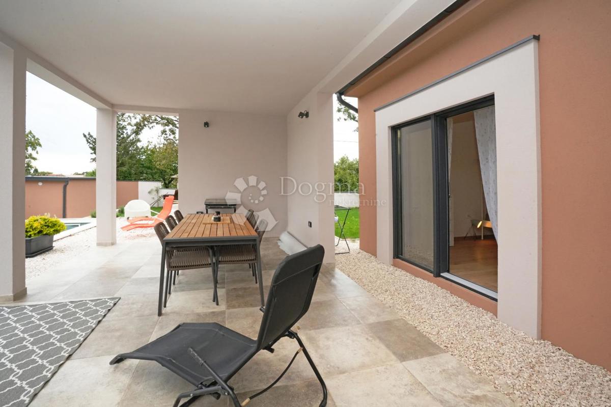 Moderna casa a un piano con piscina e privacy assoluta Nuova costruzione pronta per essere abitata