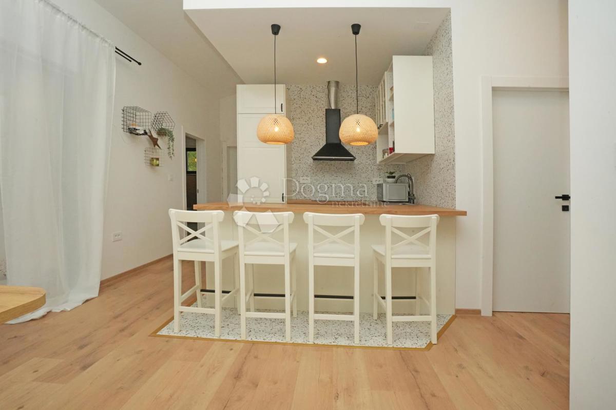 Moderna casa a un piano con piscina e privacy assoluta Nuova costruzione pronta per essere abitata