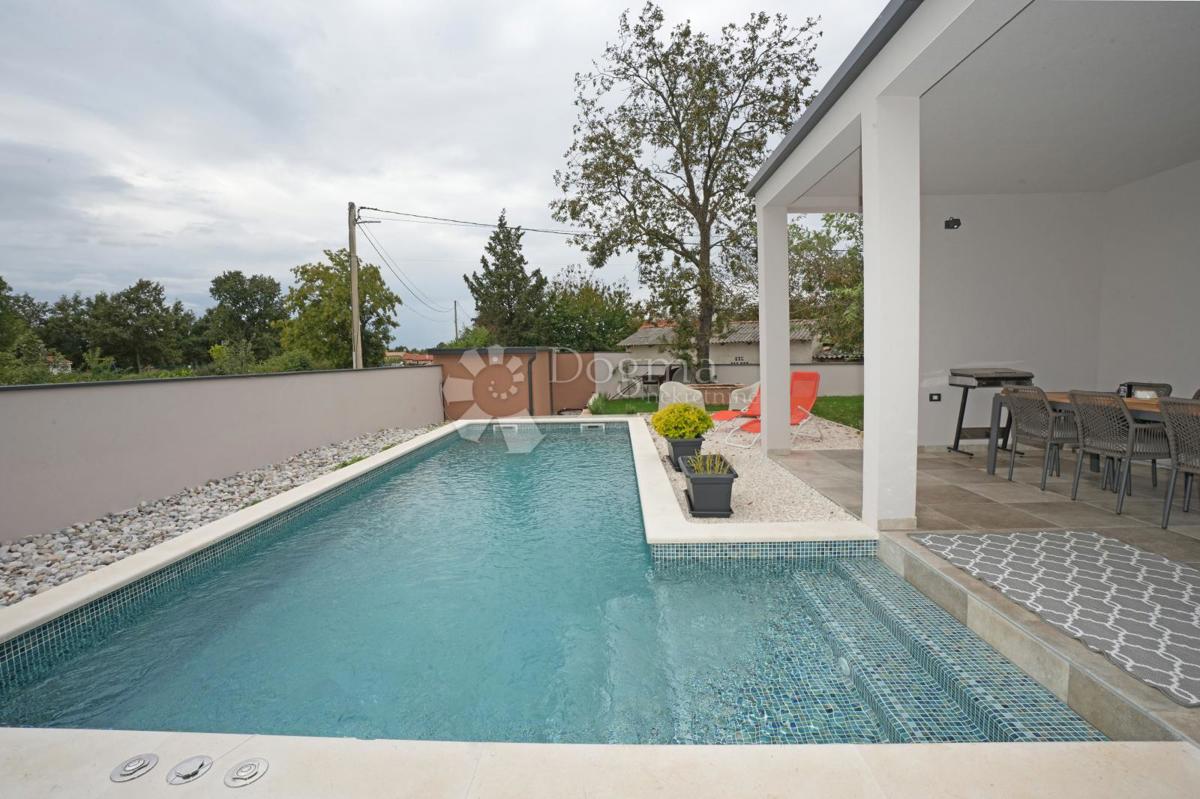 Moderna casa a un piano con piscina e privacy assoluta Nuova costruzione pronta per essere abitata