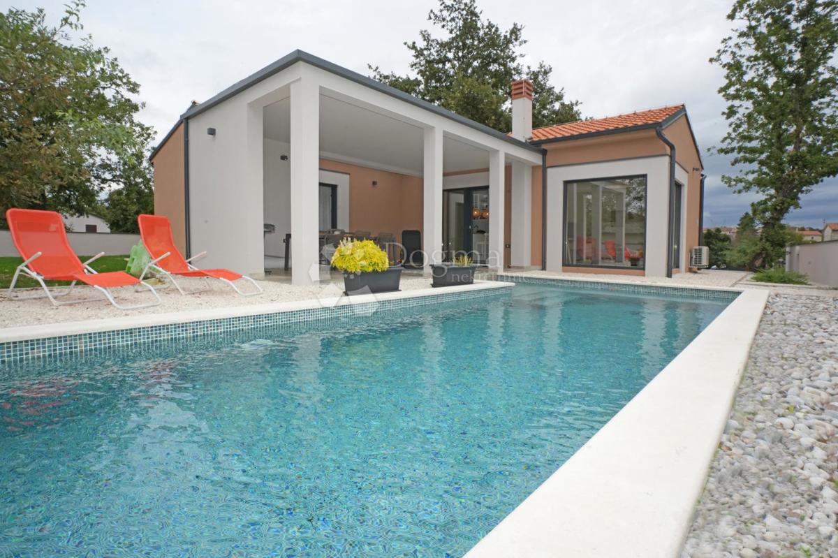 Moderna casa a un piano con piscina e privacy assoluta Nuova costruzione pronta per essere abitata