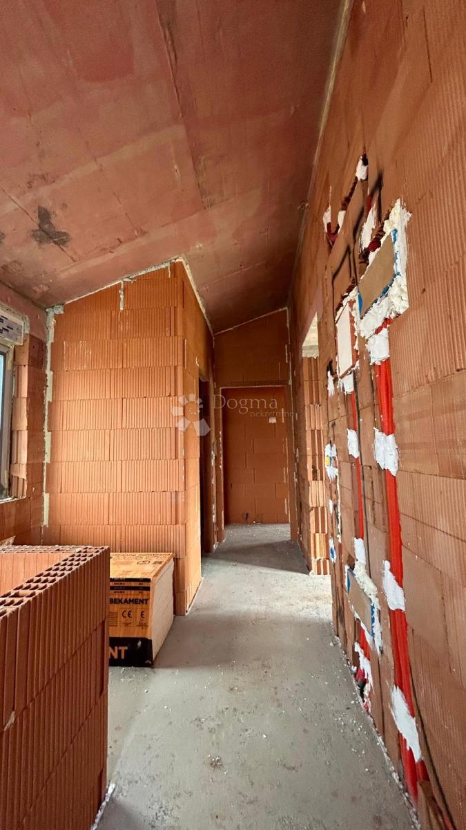 VILLA BIFAMILIARE DI NUOVA COSTRUZIONE VICINO A PARENZO