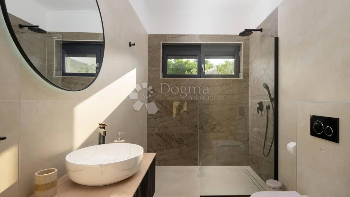 NUOVA CASA CON PISCINA, PRIVACY COMPLETA - VICINO A ROVIGNO