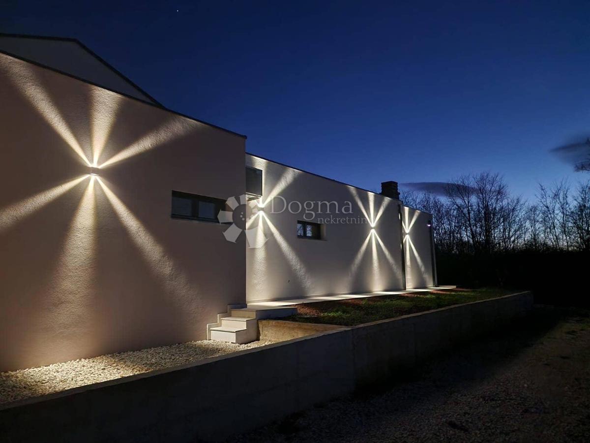 NUOVA CASA CON PISCINA, PRIVACY COMPLETA - VICINO A ROVIGNO