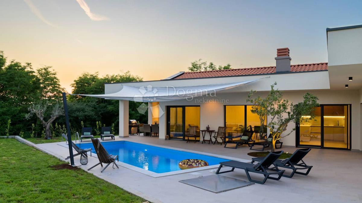 NUOVA CASA CON PISCINA, PRIVACY COMPLETA - VICINO A ROVIGNO