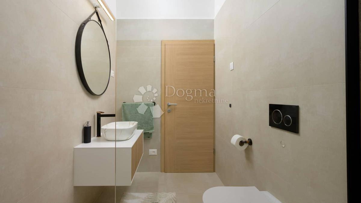 NUOVA CASA CON PISCINA, PRIVACY COMPLETA - VICINO A ROVIGNO