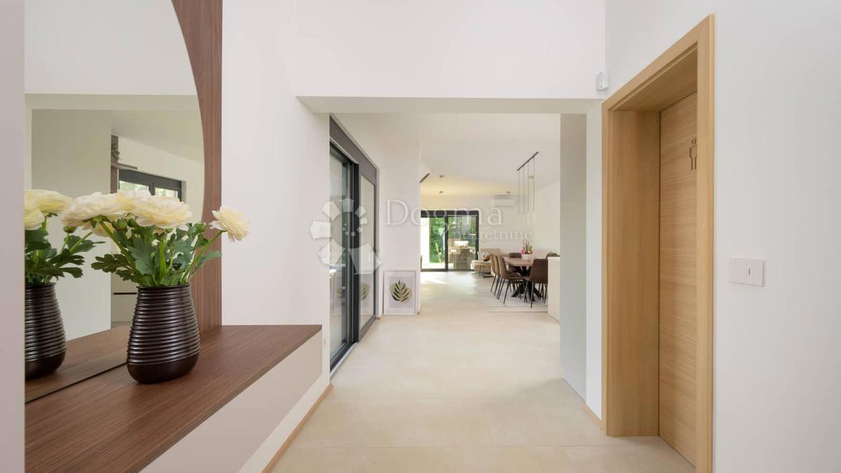 NUOVA CASA CON PISCINA, PRIVACY COMPLETA - VICINO A ROVIGNO