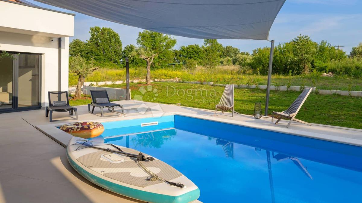 NUOVA CASA CON PISCINA, PRIVACY COMPLETA - VICINO A ROVIGNO