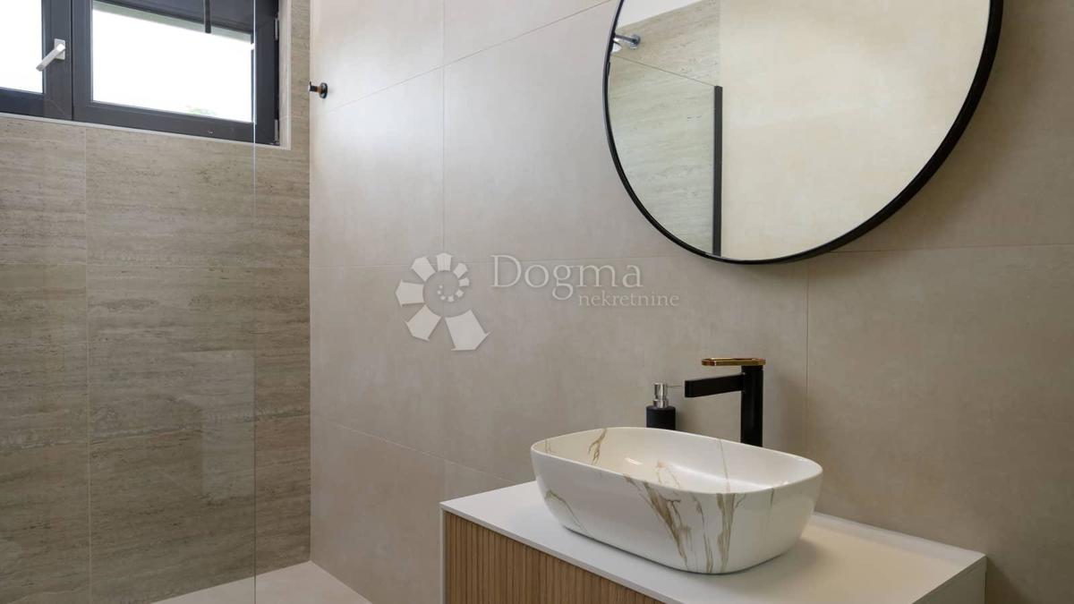 NUOVA CASA CON PISCINA, PRIVACY COMPLETA - VICINO A ROVIGNO