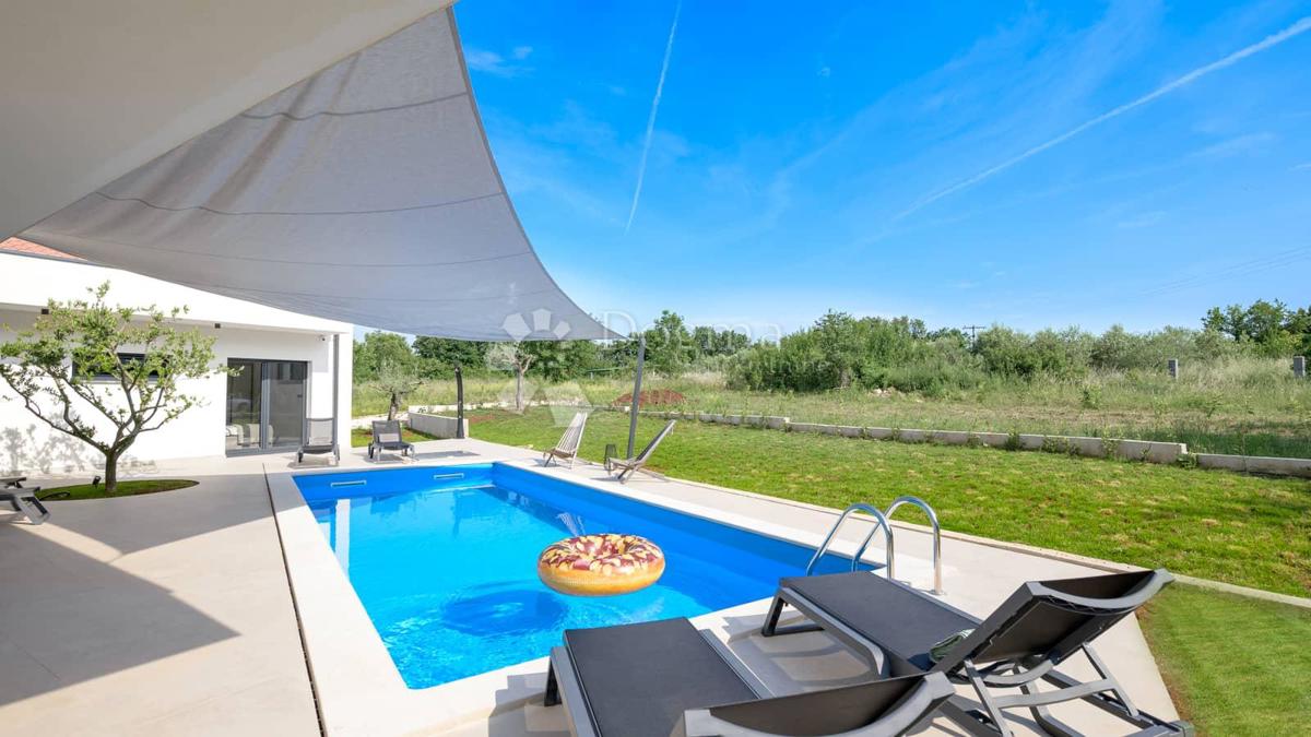 NUOVA CASA CON PISCINA, PRIVACY COMPLETA - VICINO A ROVIGNO