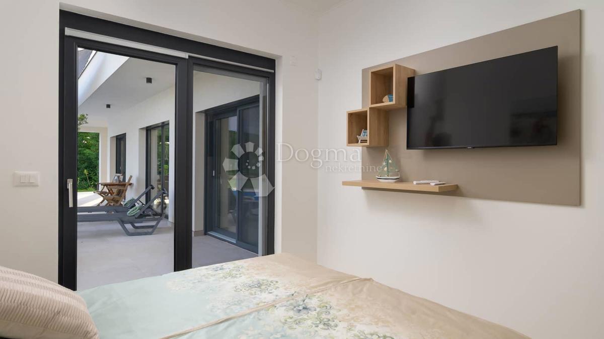 NUOVA CASA CON PISCINA, PRIVACY COMPLETA - VICINO A ROVIGNO