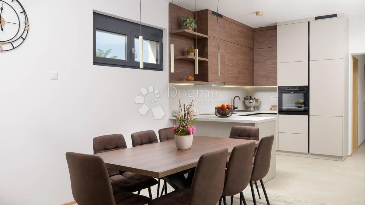 NUOVA CASA CON PISCINA, PRIVACY COMPLETA - VICINO A ROVIGNO