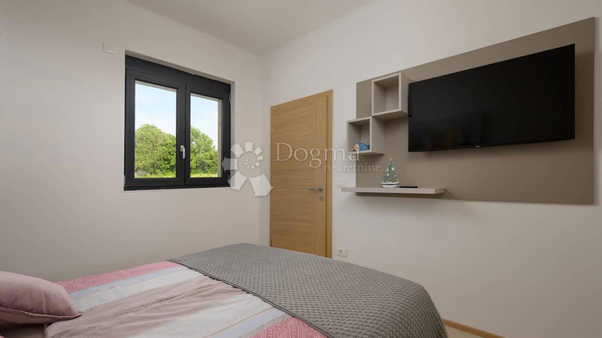 NUOVA CASA CON PISCINA, PRIVACY COMPLETA - VICINO A ROVIGNO