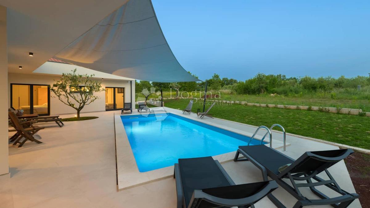 NUOVA CASA CON PISCINA, PRIVACY COMPLETA - VICINO A ROVIGNO