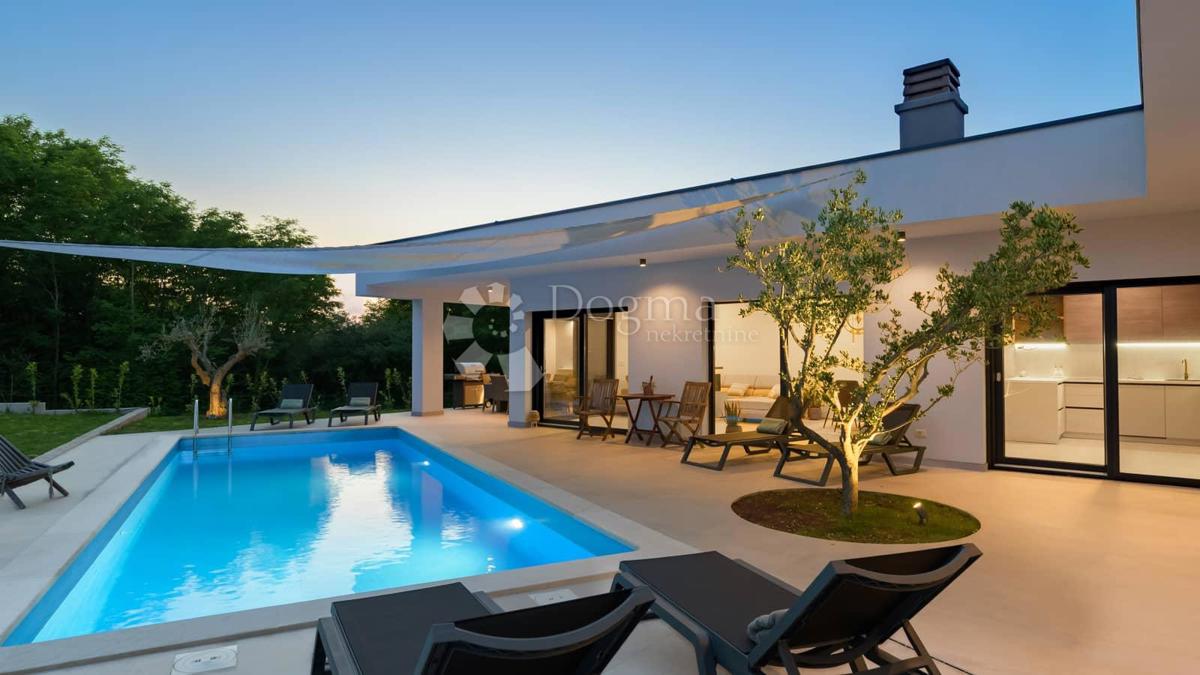 NUOVA CASA CON PISCINA, PRIVACY COMPLETA - VICINO A ROVIGNO