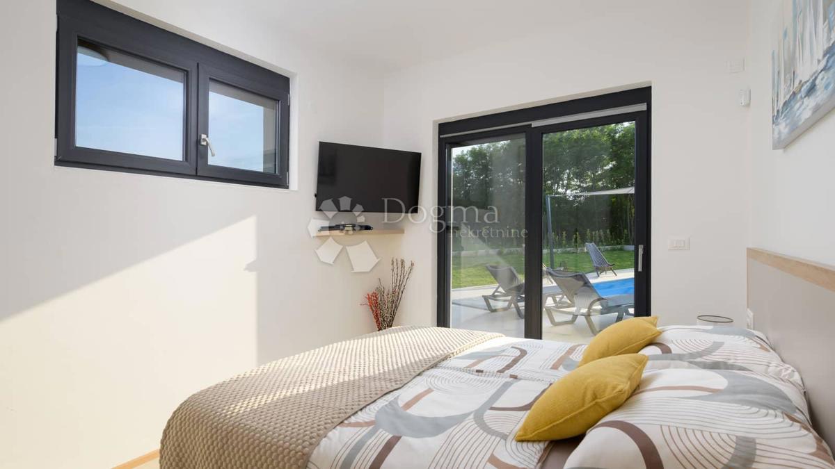 NUOVA CASA CON PISCINA, PRIVACY COMPLETA - VICINO A ROVIGNO