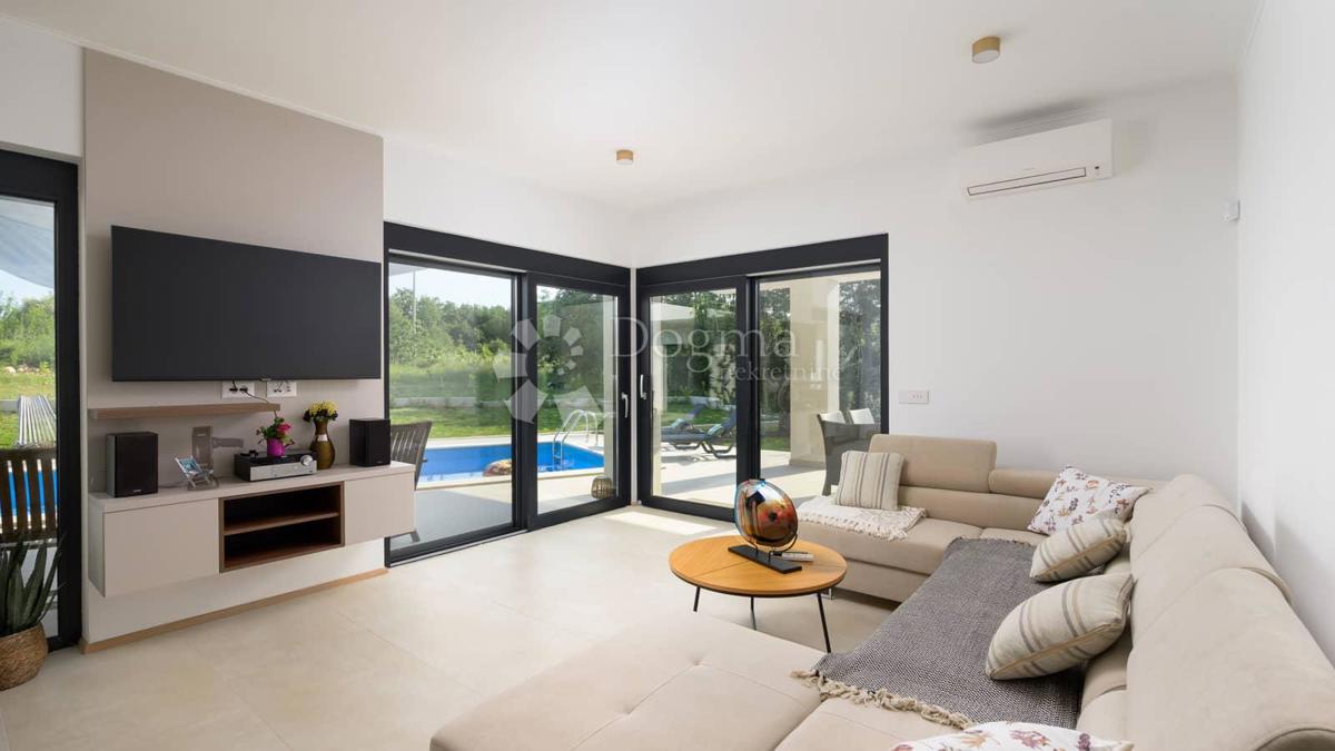 NUOVA CASA CON PISCINA, PRIVACY COMPLETA - VICINO A ROVIGNO