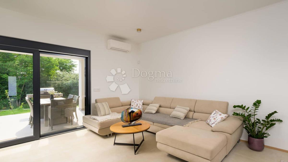 NUOVA CASA CON PISCINA, PRIVACY COMPLETA - VICINO A ROVIGNO