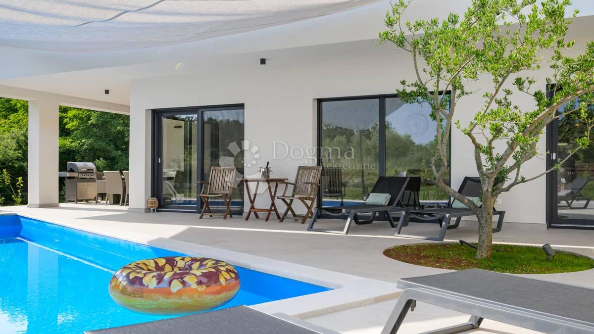 NUOVA CASA CON PISCINA, PRIVACY COMPLETA - VICINO A ROVIGNO