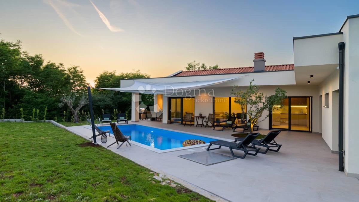 NUOVA CASA CON PISCINA, PRIVACY COMPLETA - VICINO A ROVIGNO