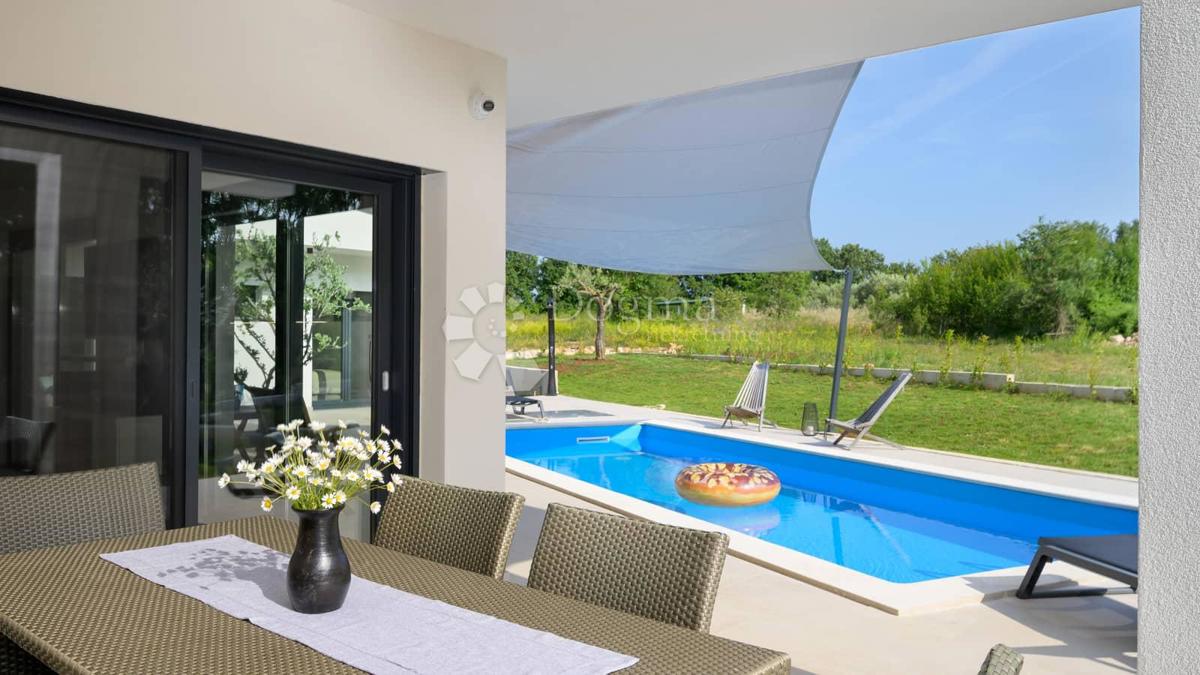 NUOVA CASA CON PISCINA, PRIVACY COMPLETA - VICINO A ROVIGNO