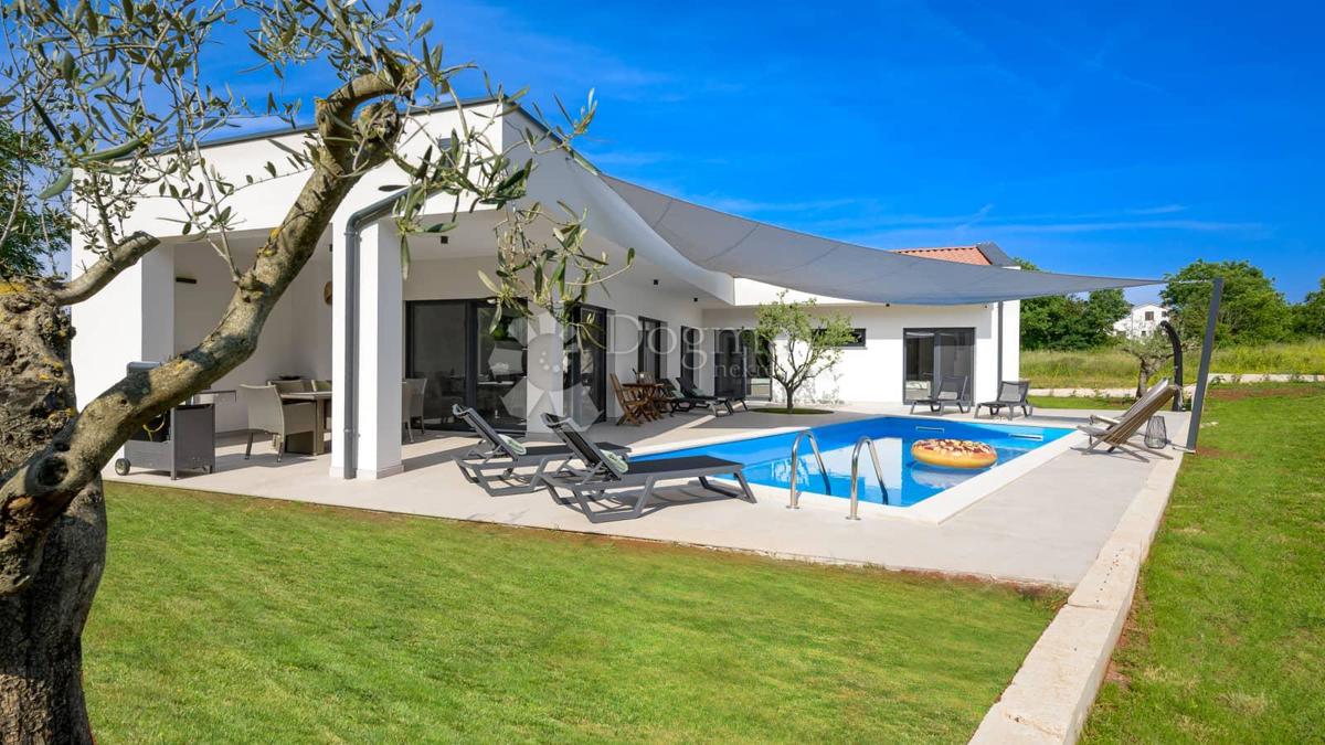 NUOVA CASA CON PISCINA, PRIVACY COMPLETA - VICINO A ROVIGNO