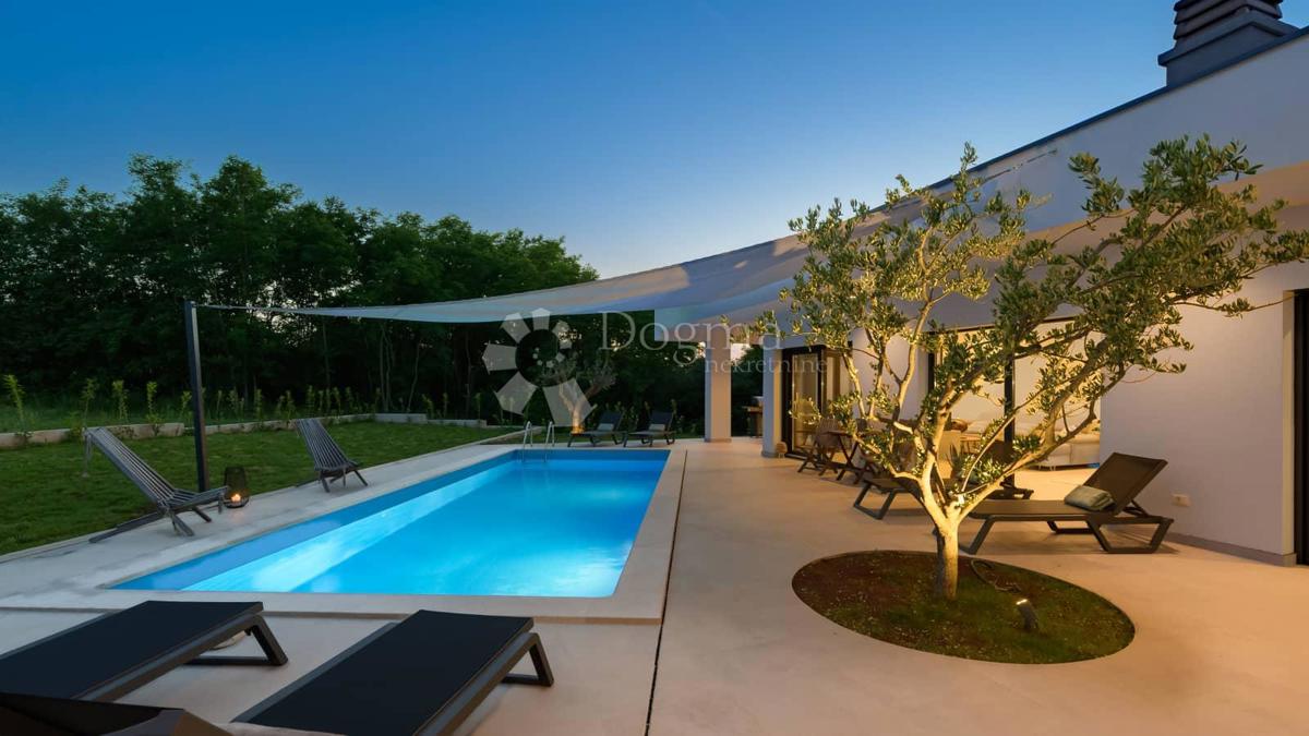 NUOVA CASA CON PISCINA, PRIVACY COMPLETA - VICINO A ROVIGNO