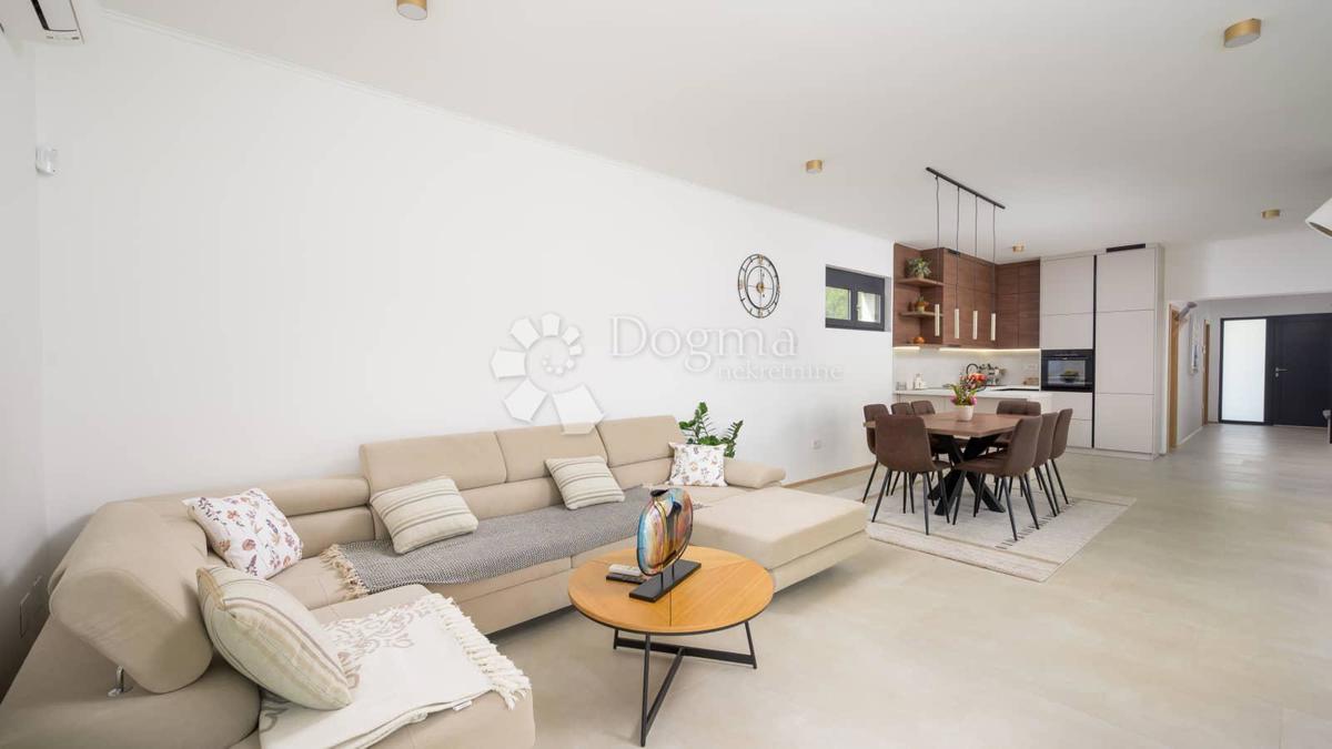 NUOVA CASA CON PISCINA, PRIVACY COMPLETA - VICINO A ROVIGNO