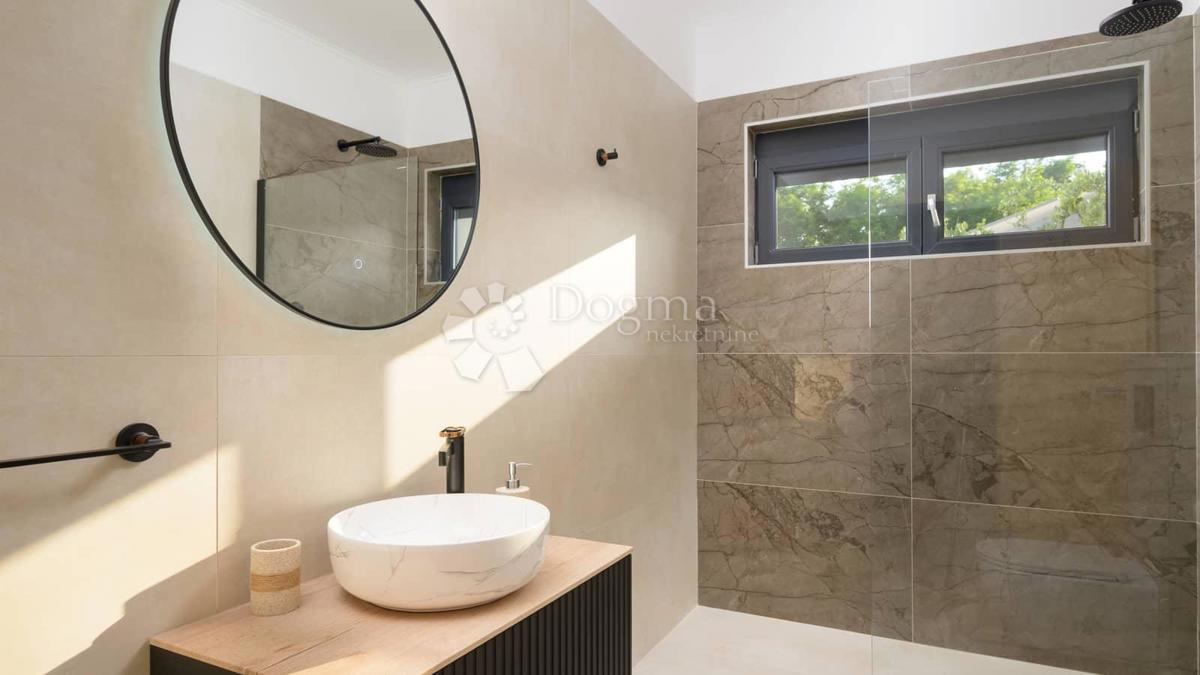 NUOVA CASA CON PISCINA, PRIVACY COMPLETA - VICINO A ROVIGNO