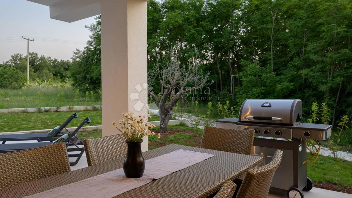 NUOVA CASA CON PISCINA, PRIVACY COMPLETA - VICINO A ROVIGNO