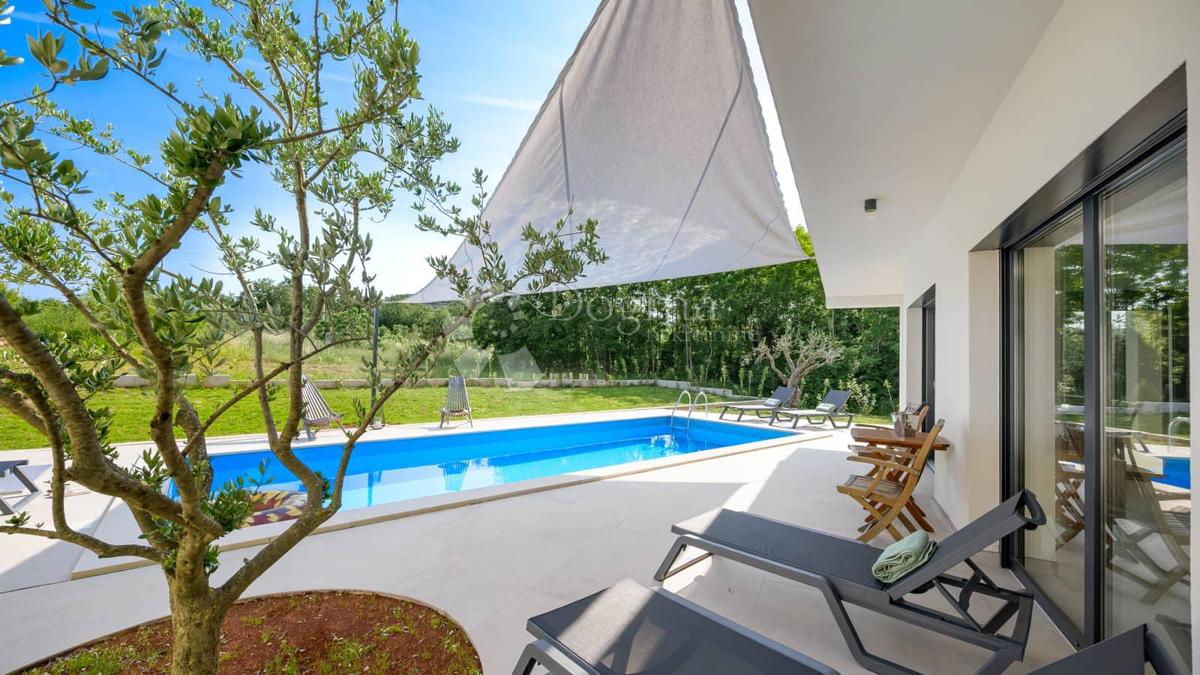 NUOVA CASA CON PISCINA, PRIVACY COMPLETA - VICINO A ROVIGNO