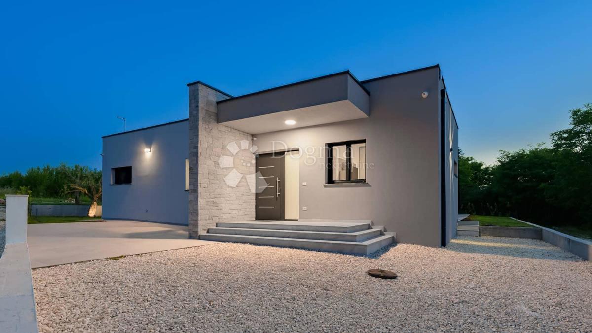 NUOVA CASA CON PISCINA, PRIVACY COMPLETA - VICINO A ROVIGNO