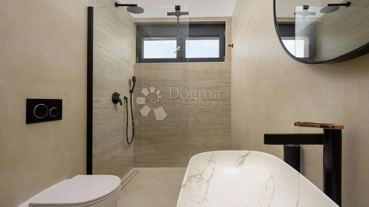 NUOVA CASA CON PISCINA, PRIVACY COMPLETA - VICINO A ROVIGNO