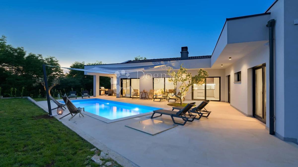 NUOVA CASA CON PISCINA, PRIVACY COMPLETA - VICINO A ROVIGNO