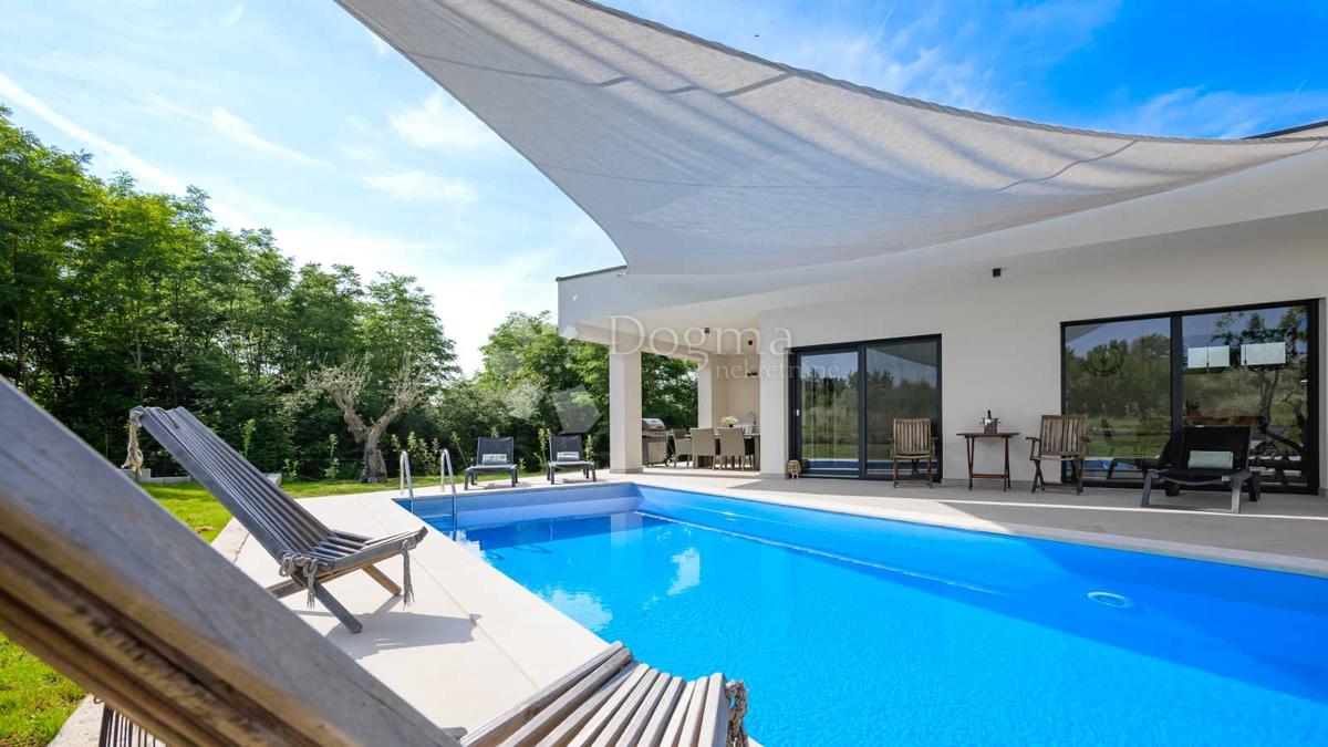 NUOVA CASA CON PISCINA, PRIVACY COMPLETA - VICINO A ROVIGNO
