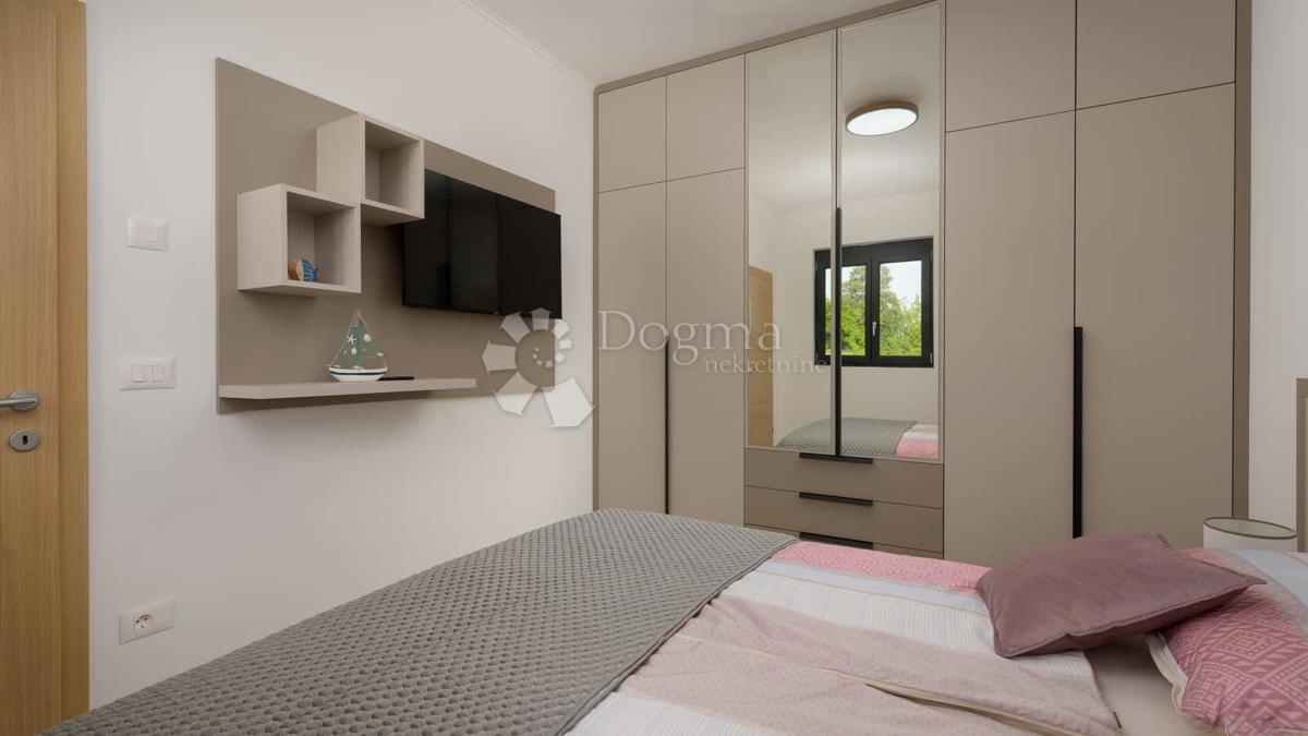 NUOVA CASA CON PISCINA, PRIVACY COMPLETA - VICINO A ROVIGNO