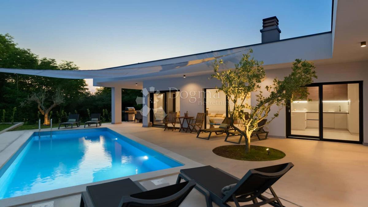 NUOVA CASA CON PISCINA, PRIVACY COMPLETA - VICINO A ROVIGNO