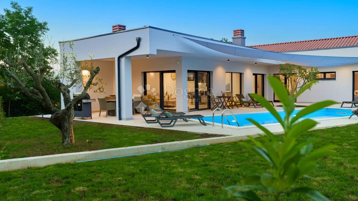 NUOVA CASA CON PISCINA, PRIVACY COMPLETA - VICINO A ROVIGNO
