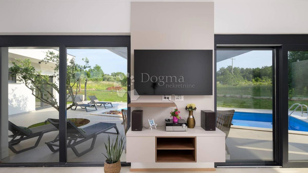 NUOVA CASA CON PISCINA, PRIVACY COMPLETA - VICINO A ROVIGNO