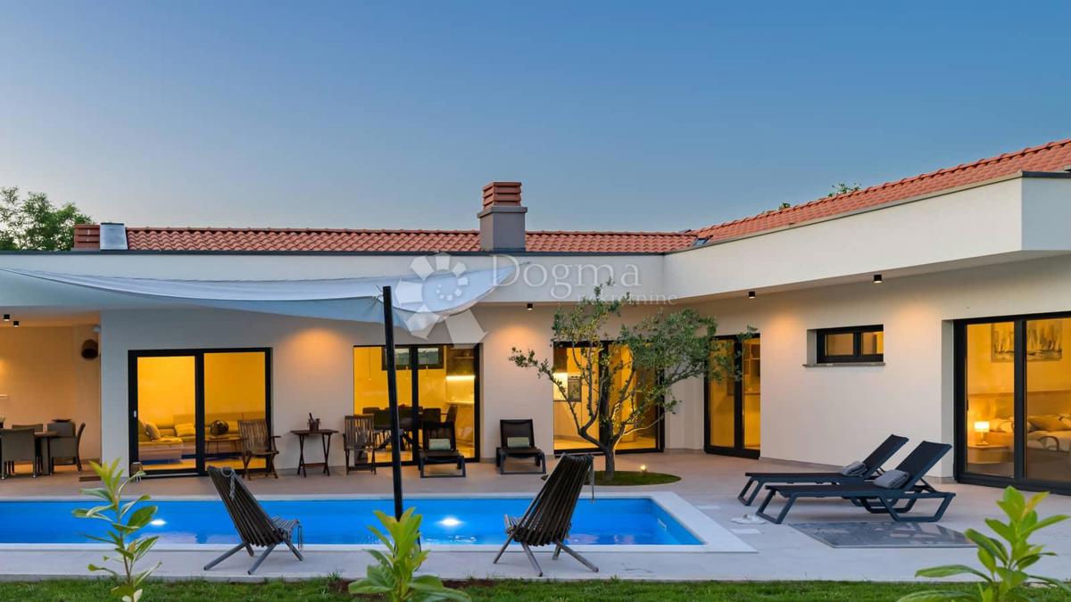 NUOVA CASA CON PISCINA, PRIVACY COMPLETA - VICINO A ROVIGNO