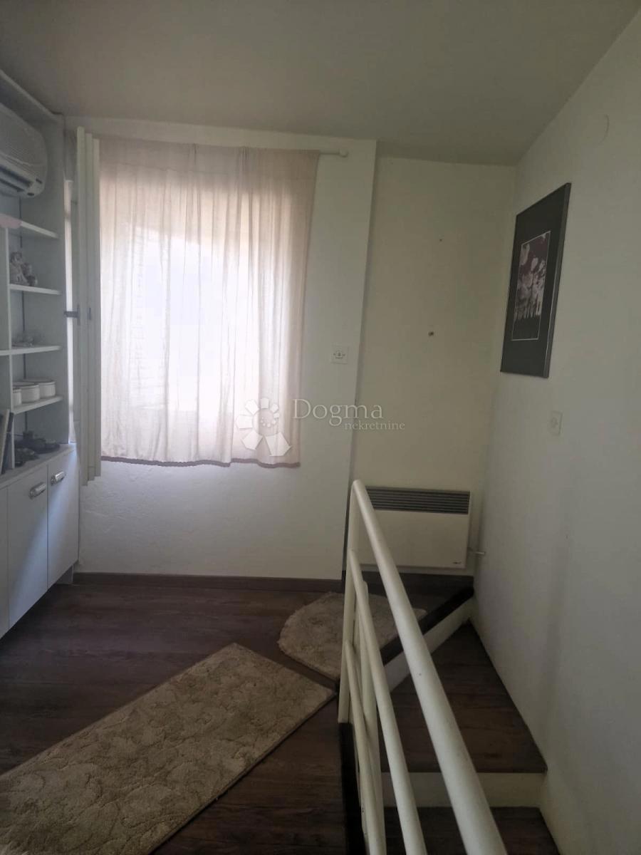 Casa affascinante nel centro di Pag con cortile