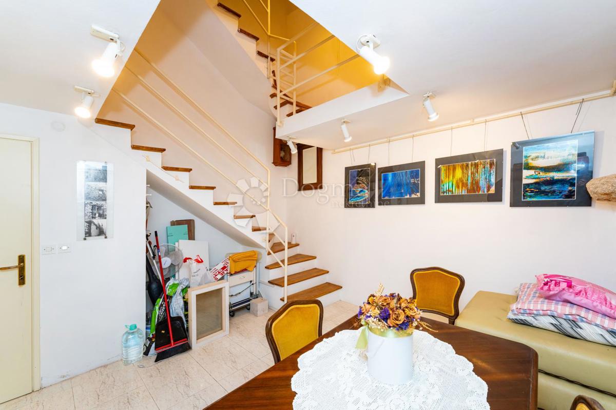 Casa affascinante nel centro di Pag con cortile