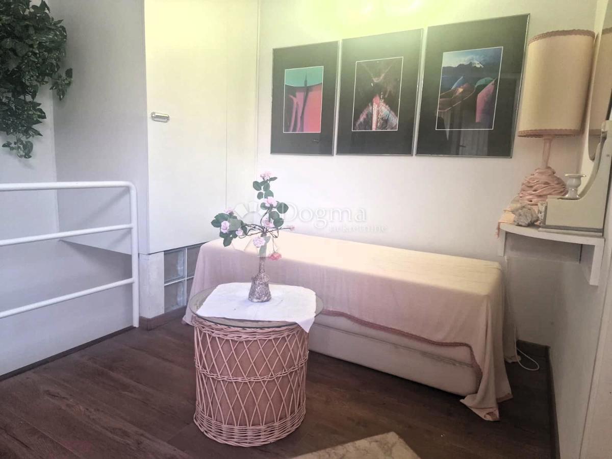 Casa affascinante nel centro di Pag con cortile