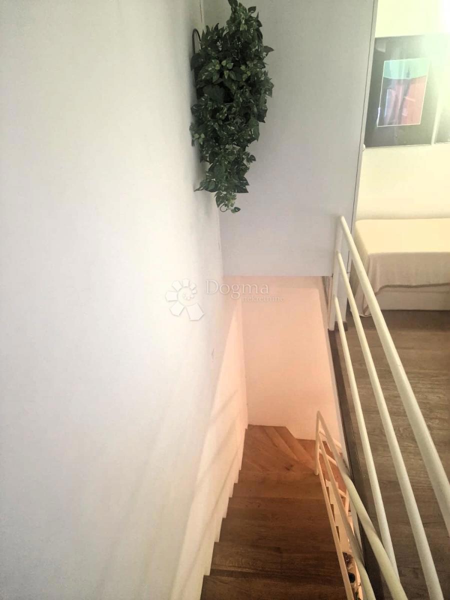 Casa affascinante nel centro di Pag con cortile