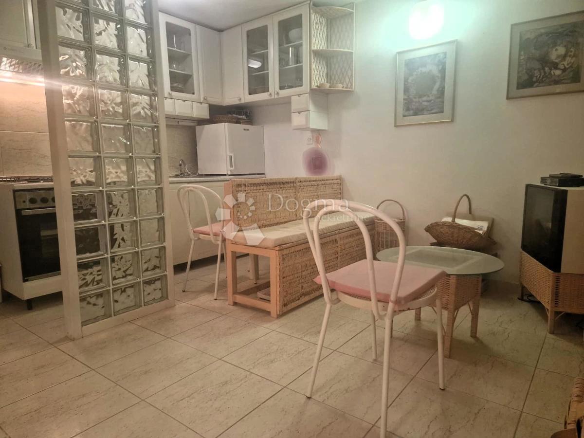 Casa affascinante nel centro di Pag con cortile